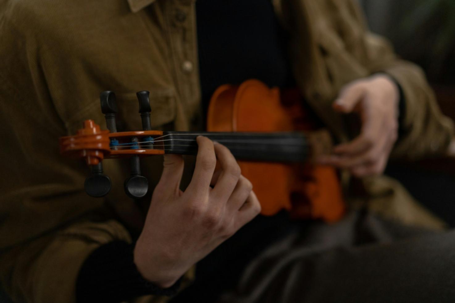 Setup di produzione musicale con strumenti digitali